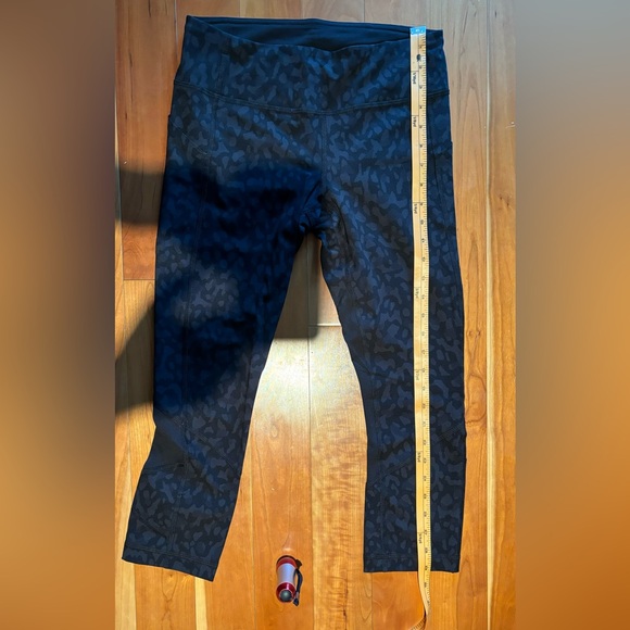 Women’s size 6 Lululemon short yoga pants with sheer black back panel on calf. - Picture 9 of 9
